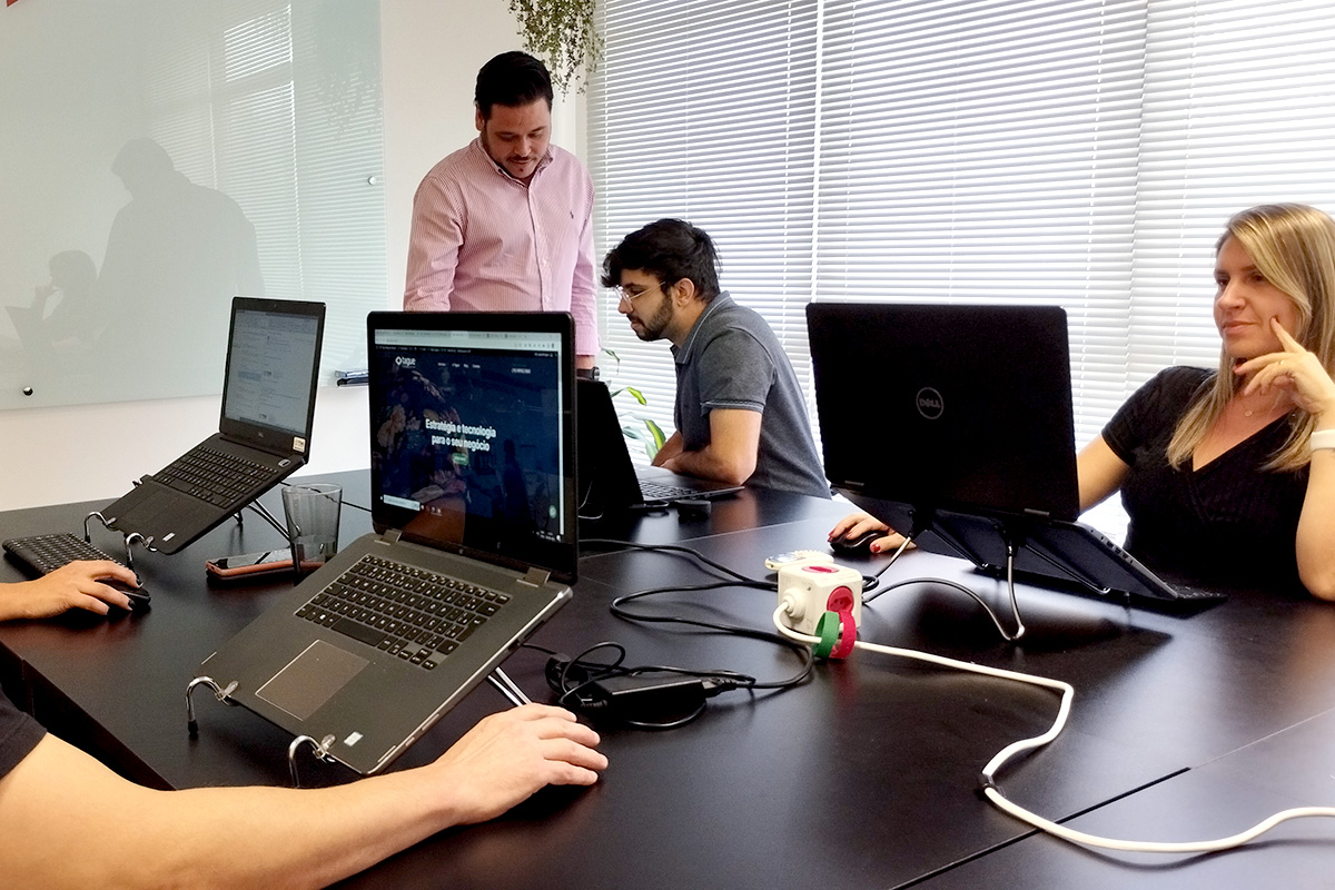 Escritório Tague - Profissionais trabalhando - Agência de Marketing Digital